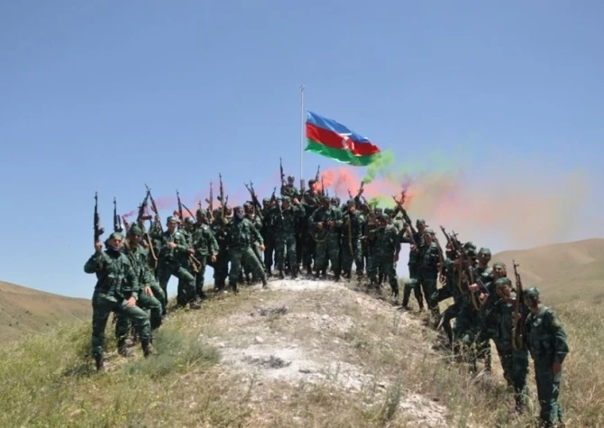 Азербайджанская техника перешла в действие, вертолеты ведут огонь (фото)