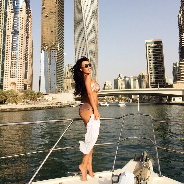 Xeyriyyə işləri ilə məşğul olan azərbaycanlı modeldən əsrarəngiz FOTOLAR