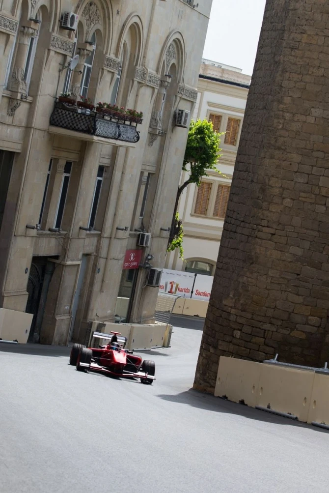 Азербайджанский пилот протестировал трассу Baku City Circuit (фото, видео)