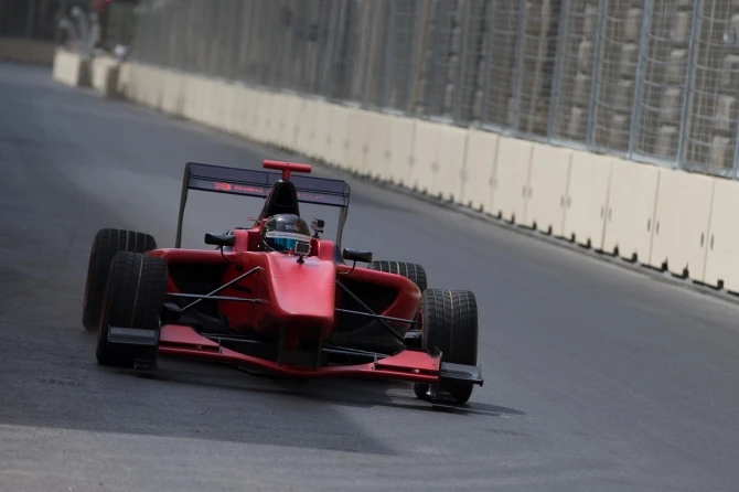 Азербайджанский пилот протестировал трассу Baku City Circuit (фото, видео)