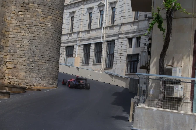 Азербайджанский пилот протестировал трассу Baku City Circuit (фото, видео)