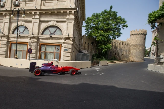 Азербайджанский пилот протестировал трассу Baku City Circuit (фото, видео)