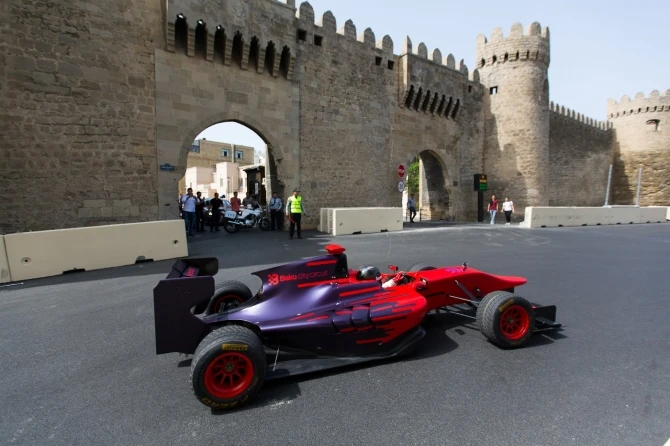Азербайджанский пилот протестировал трассу Baku City Circuit (фото, видео)
