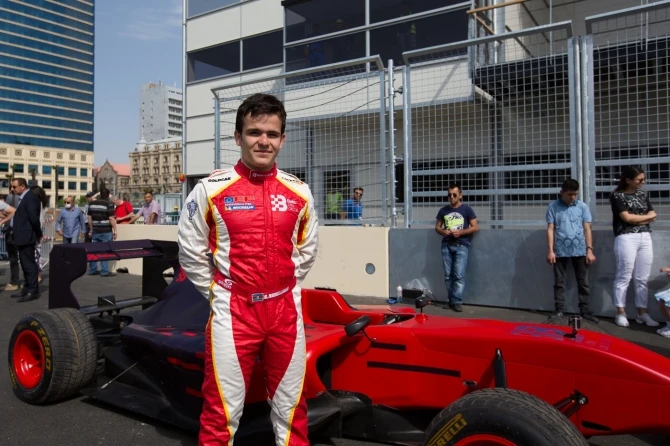 Азербайджанский пилот протестировал трассу Baku City Circuit (фото, видео)