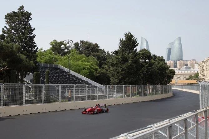 Азербайджанский пилот протестировал трассу Baku City Circuit (фото, видео)