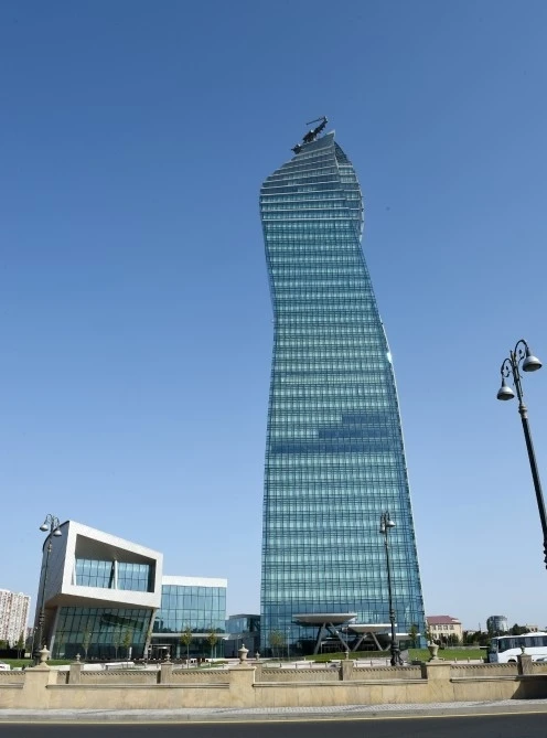 Новое 200-метровое здание SOCAR (фото)
