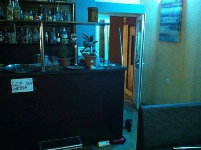 Azərbaycanda kafeyə basqın: ofisiant qız oğurlandı (FOTO)