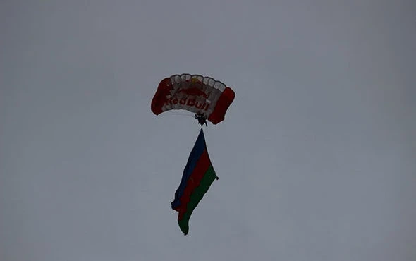 Bakıya paraşütçülər töküldü - FOTO