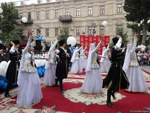 День защиты детей в Баку отметили концертом (фото)