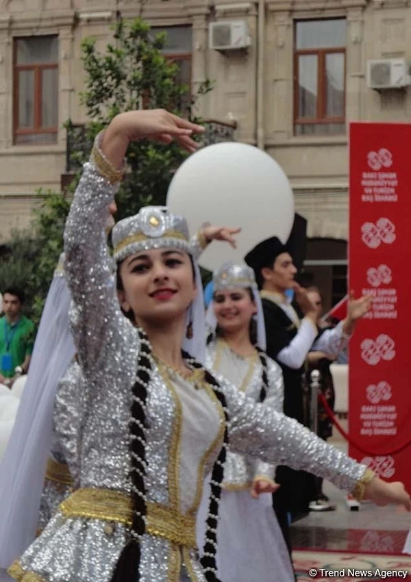 День защиты детей в Баку отметили концертом (фото)