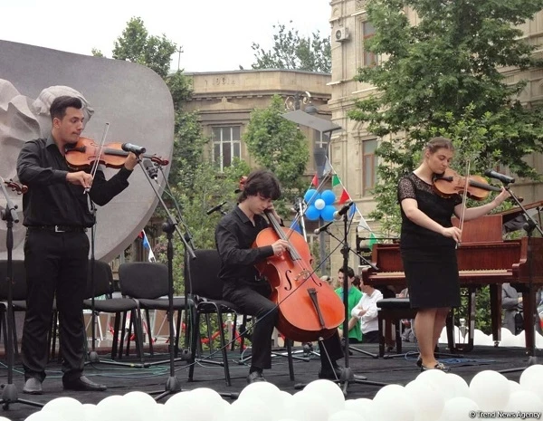 День защиты детей в Баку отметили концертом (фото)