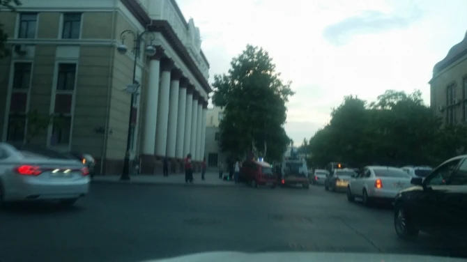 В Баку женщина за рулем иномарки снесла светофор (фото)