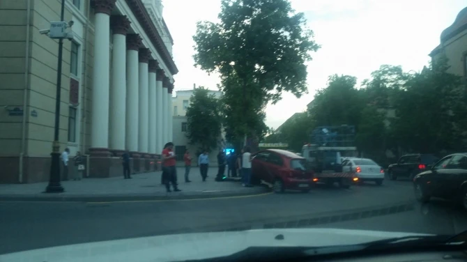 В Баку женщина за рулем иномарки снесла светофор (фото)