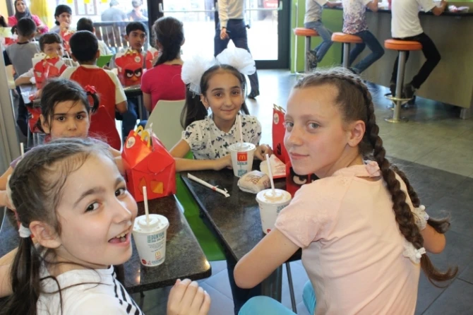 McDonald’s Азербайджан принял более 100 воспитанников детдомов (фото)