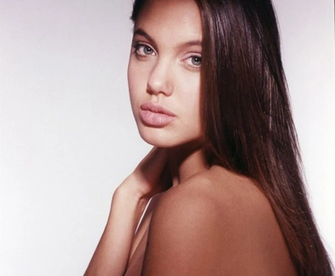 Фотосессия 15-летней еще никому не известной Анджелины Джоли