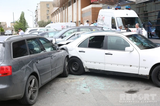 В Баку столкнулись 6 иномарок, есть раненые (фото)