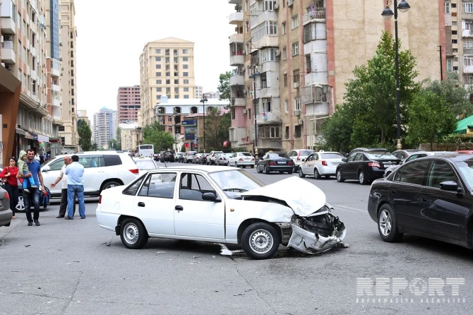 В Баку столкнулись 6 иномарок, есть раненые (фото)