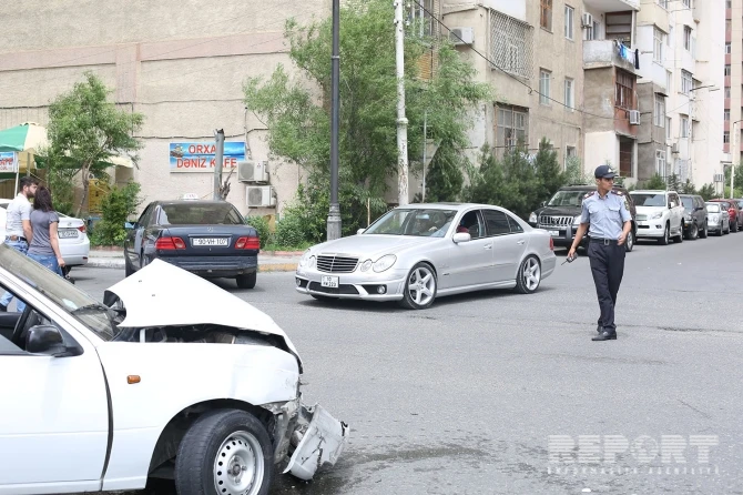 В Баку столкнулись 6 иномарок, есть раненые (фото)