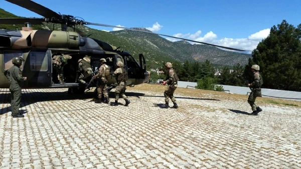 Azərbaycan xüsusi təyinatlıları suda, quruda və havada... - FOTO