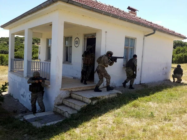 Azərbaycan xüsusi təyinatlıları suda, quruda və havada... - FOTO
