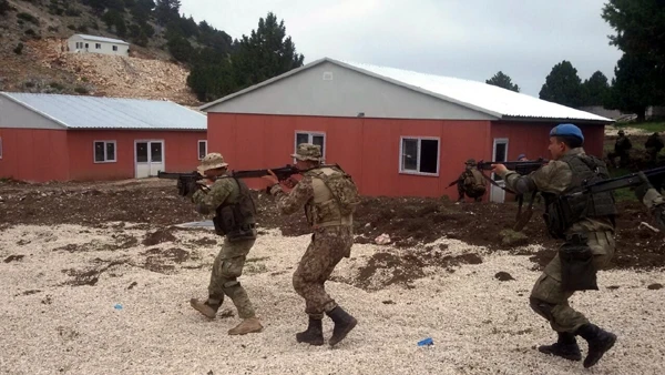 Azərbaycan xüsusi təyinatlıları suda, quruda və havada... - FOTO