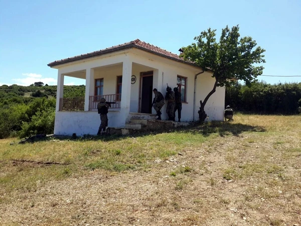 Azərbaycan xüsusi təyinatlıları suda, quruda və havada... - FOTO