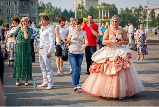 Самые безвкусные наряды выпускниц (фото)