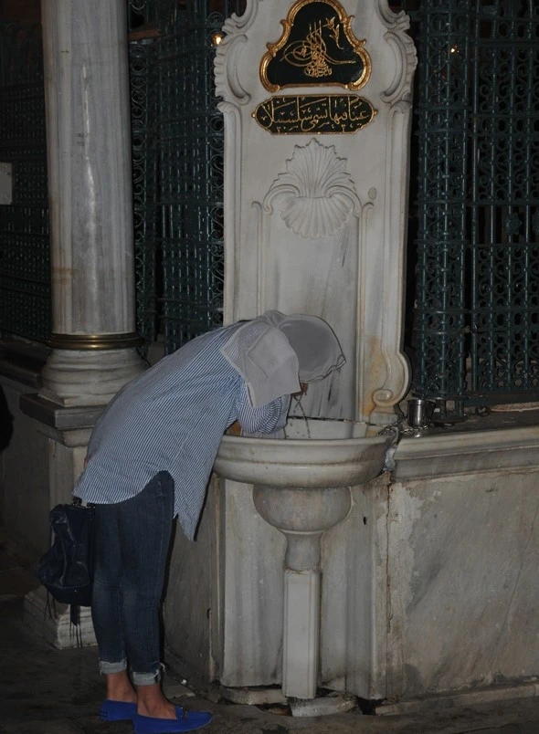 Müğənni albomu üçün ziyarətgaha gedib, dua etdi (FOTO)