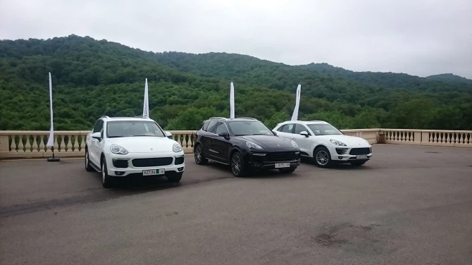 Журналисты протестировали Porsche Cayenne Turbo S и Macan S