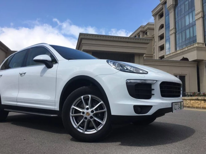 Журналисты протестировали Porsche Cayenne Turbo S и Macan S