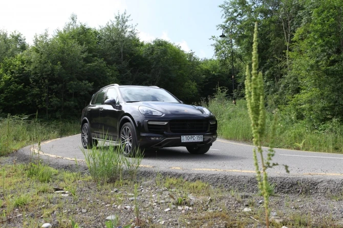 Журналисты протестировали Porsche Cayenne Turbo S и Macan S