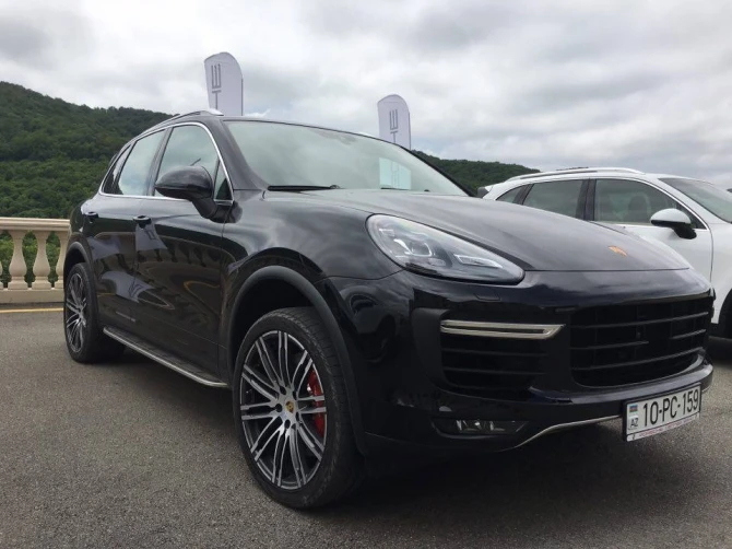 Журналисты протестировали Porsche Cayenne Turbo S и Macan S