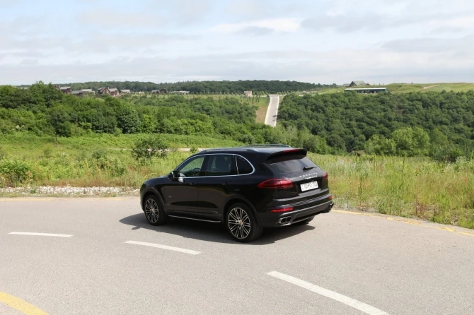Журналисты протестировали Porsche Cayenne Turbo S и Macan S