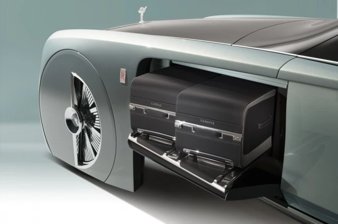 Самоуправляемый Rolls-Royce будущего (видео)