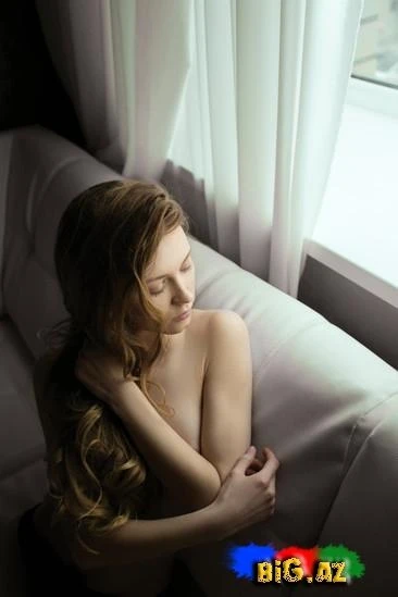 Azərbaycanlı fotoqraf rus modeli soyundurdu (FOTO)