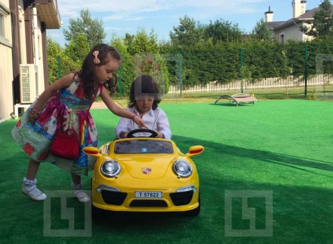 4-летний сын Филиппа Киркорова сел за руль Porsche (фото)
