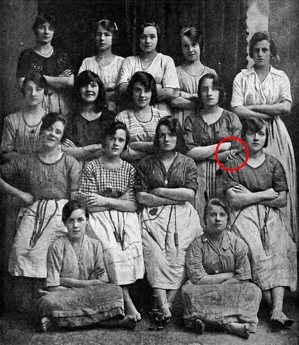 В Сети появился снимок 1900 года с призраком (фото)