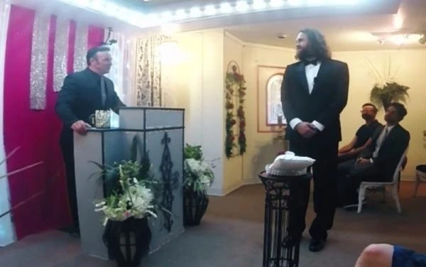 Bu da oldu: Gənc oğlan öz “iPhone”u ilə evləndi - VİDEO/FOTO