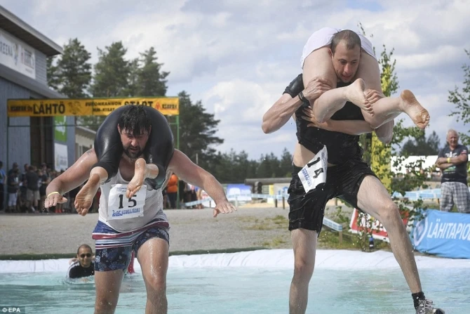 Бег с женой на шее: Необычный чемпионат мира в фотографиях