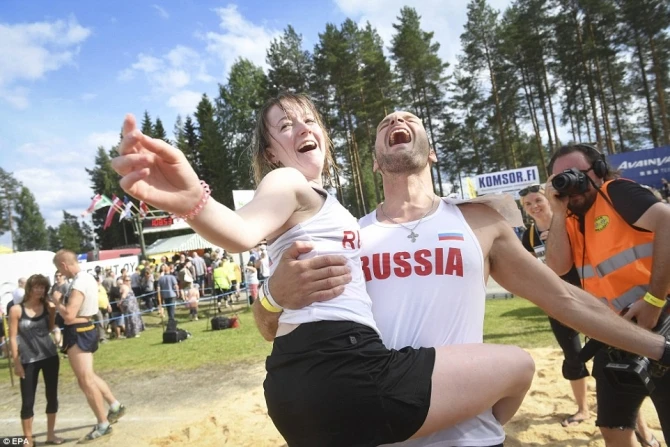 Бег с женой на шее: Необычный чемпионат мира в фотографиях