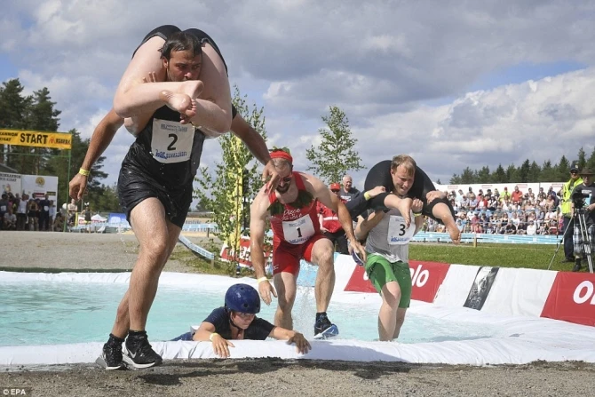 Бег с женой на шее: Необычный чемпионат мира в фотографиях