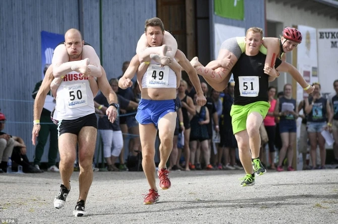 Бег с женой на шее: Необычный чемпионат мира в фотографиях