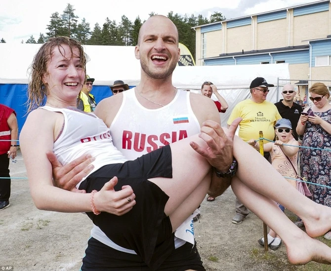 Бег с женой на шее: Необычный чемпионат мира в фотографиях