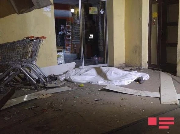 В Баку женщина выбросилась с крыши многоэтажки (фото)