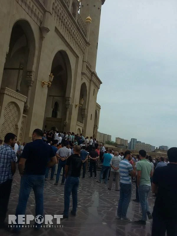 Праздничный намаз в мечети 