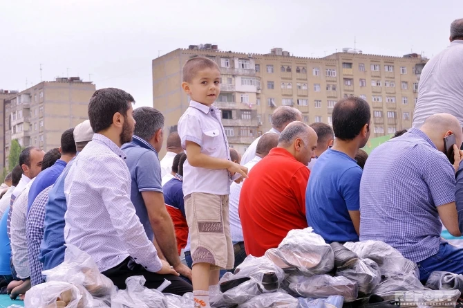 ФОТОРЕПОРТАЖ с праздничного намаза в Баку