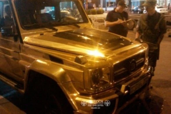 Полиция эвакуировала золотой Gelаndewagen азербайджанца (фото)