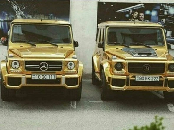 Полиция эвакуировала золотой Gelаndewagen азербайджанца (фото)