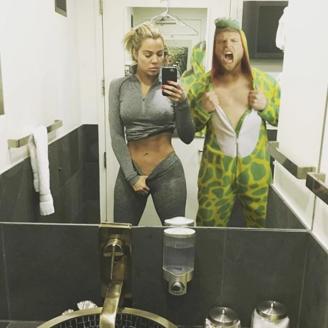 Парень сфотошопил себя на фото со звездами (фото)