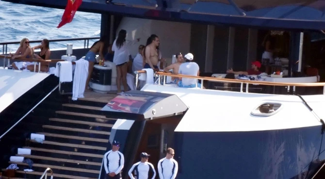 Ərəb şahzadəsi və müdafiə naziri qızlarla lüks yaxtada (FOTO)